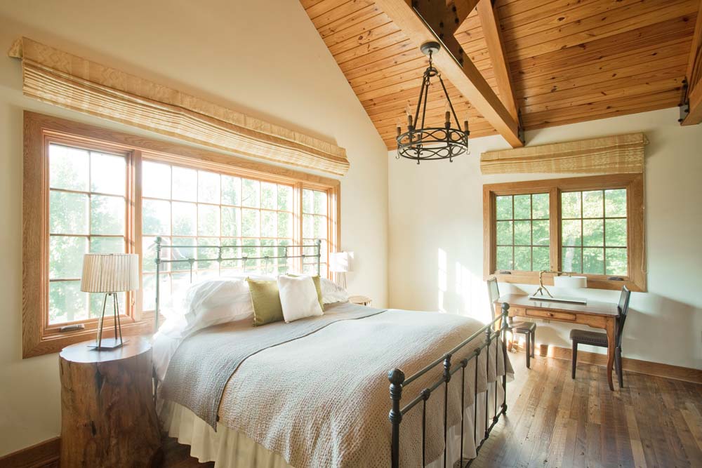 Primland Resort Fairway Cottage cozy and luxurious bedroom
